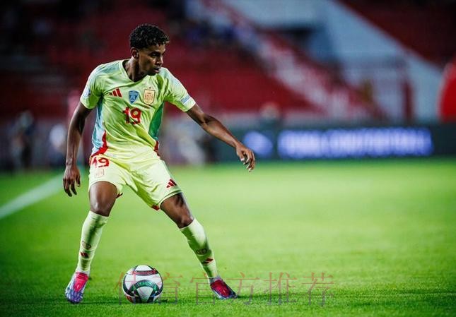 莱万:希望在国家德比展示进攻足球 尊重哈维的决定